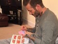 David Beckham đang khâu quần áo búp bê cho con gái Harper
