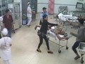 Video: Ngang nhiên hành hung bệnh nhân đang cấp cứu
