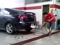 Một chiếc xe được chăm sóc tại garage tư nhân trong mùa nóng
