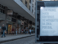 Một bảng hiệu diệt muỗi trên đường phố Brazil.