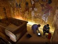 Hai kỹ thuật viên của tờ National Geographic là Eric Berkenpas và Alan Turchik làm việc bên quan tài bằng đá của vua Tutankhamun. Họ đang chuẩn bị các thiết bị radar xuyên tường để kiểm tra các bức tường trong lăng mộ. (Nguồn: Nat Geo)
