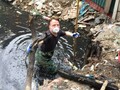 Khách Tây lội cống thối ở Hà Nội để vớt rác