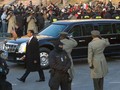 Video: Obama duỗi chân, chuyện phiếm trong limousine 'Quái thú'