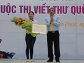 Thứ trưởng Bộ TT&TT Nguyễn Minh Hồng trao giải Nhất cho em Nguyễn Thị Thu Trang, học sinh lớp 9B, trường THCS Nguyễn Trãi, huyện Nam Sách, tỉnh Hải Dương
