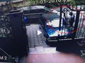 Nghi phạm gây ra vụ trộm xe chở vàng được camera an ninh ghi lại - ảnh chụp lại từ clip