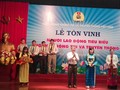 Ủy viên Ban cán sự Đảng, Thứ trưởng Bộ TT&TT Nguyễn Thành Hưng và Ủy viên Đảng Đoàn, Phó Chủ tịch Tổng Liên đoàn lao động Việt Nam Nguyễn Thị Thu Hồng tặng hoa và kỷ niệm chương cho chị Nguyễn Thị Thu Hằng VNPT- VinaPhone Bà Rịa-Vũng Tàu.