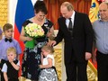 Video: Putin trổ tài dỗ bé gái đang khóc ở điện Kremlin