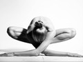  Những bức ảnh trắng đen nghệ thuật chụp ảnh người mẫu tập yoga nudehoàn toàn, nhưng không hề lộ các phần nhạy cảm gây phản cảm.