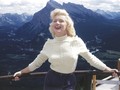 Đã 90 năm trôi qua kể từ khi cô bé Norma Jeane Mortenson (Marilyn Monroe) ra đời. Tuy vậy, cho đến nay, cuộc đời, sự nghiệp và con người của Marilyn vẫn là đề tài gây tranh cãi. 