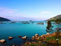 vịnh Vũng Rô sẽ làm say lòng du khách với một vùng non xanh nước biếc hòa quyện vào nhau nên thơ và hùng vĩ.