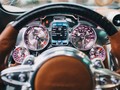 Pagani Huayra là mẫu siêu xe được trang bị thiết kế nội thất có một không hai. Bên trong "thần gió" là sự kết hợp hoàn hảo giữa các vật liệu như da, kim loại, sợi carbon, máy móc trần trụi và màn hình kỹ thuật số.