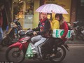  Theo nhiếp ảnh gia Mate Valtr, những người đi xe máy chở nhau đi mua sắm với lỉnh kỉnh đồ đạc là hình ảnh thường ngày ở Hà Nội.