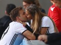 Các tuyển thủ Đức có lẽ là những người hạnh phúc nhất tại Euro 2016. Không chỉ nhận được sự cổ vũ cuồng nhiệt từ người hâm mộ trên khán đài, những Mario Goetze, Mats Hummels, Manuel Neuer... cũng thường xuyên tự thưởng cho mình những nụ hôn cháy bỏng cùng