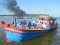 Tàu cá QNg 95001 TS đưa 5 ngư dân bị nạn cập cảng cá Tịnh Kỳ 