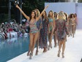 Người mẫu trình diễn đồ bơi ở bãi biển Miami