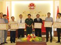 Thay mặt Bộ Tư lệnh Bộ đội Biên phòng, Trung tướng Hoàng Xuân Chiến, Tư lệnh trao tặng Kỷ niệm chương "Vì chủ quyền, an ninh biên giới Tổ quốc"  cho Bộ trưởng Trương Minh Tuấn, nguyên Thứ trưởng Trần Đức Lai và các cá nhân thuộc Bộ
