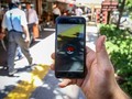 Mải theo đuổi trò chơi có các yếu tố tăng cường thực tế Pokemon GO, người dẫn chương trình truyền hình đã không nhận thấy bằng cách nào đấy cô đã vào khung hình.