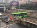 Dù con đường khá hẹp nhưng tài xế xe bus vẫn quay đầu thành công.