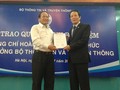 Bộ trưởng Bộ TT&TT Trương Minh Tuấn (trái) trao quyết định bổ nhiệm  Tân Thứ trưởng Hoàng Vĩnh Bảo.