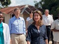 Bill Gates và vợ trong một chuyến từ thiện. Nguồn ảnh: One Coast