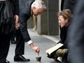 Ông Malcolm Turnbull cho tiền người ăn xin trên đường phố Melbourne hôm 18/8 - Ảnh: AAP