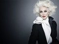 Carmen Dell’Orefice trong một shoot hình thời trang lịch lãm với phong cách menswear.