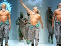 Ở tuổi 79, ông Deshun Wang vẫn có những bước catwalk chắc chắn, đầy tự tin.