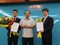 Bộ trưởng Trương Minh Tuấn trao quyết định bổ nhiệm cho ông Nguyễn Thành Chung (trái) và ông Bùi Hoàng Phương (phải). 