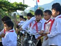 Các em nhỏ Trường tiểu học Cư Pui 2 tự đi xe đạp đến trường dự khai giảng (ảnh Intetnet)