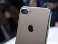 iPhone 7 là lý do để dòng người cũng xếp hàng dài trước các của hàng Apple ở Singapore và Trung Quốc.