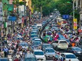 Những năm gần đây, lượng phương tiện tăng đột biến khiến cho giao thông của Hà Nội ở nhiều tuyến phố gần như bị 'tê liệt,' nhất là vào giờ cao điểm.