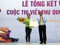 Thứ trưởng Bộ TT&TT Nguyễn Minh Hồng trao giải nhất viết thư quốc tế UPU lần thứ 45 của Việt Nam cho em Thu Trang