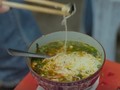 Đầu bếp Anthony Bourdain mê mệt món bún ốc: "Ở đây họ có cách chế biến ngon hơn bất kỳ quán ăn nào khác"