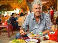 Theo đầu bếp Anthony Bourdain, một “phong cách” bán hàng kỳ lạ khiến ẩm thực gia Bourdain cảm thấy rất thú vị trong cách nhìn cởi mở của ông về đời sống sinh hoạt văn hóa - ẩm thực của người dân thủ đô.