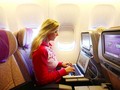Một hành khách đang sử dụng Internet trên chuyến bay của hãng hàng không  Emirates Airline tháng 12/2009.