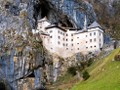 Lâu đài Predjama (Slovenia): Được xây trong một hang động nằm giữa vách núi vào năm 1274, lâu đài này có nhiều hệ thống hành lang, phòng ốc nằm ẩn trong các bức tường. Đây chính là nơi diễn ra các màn tra tấn, sát hại lẫn nhau... Người ta vẫn đồn nhau lin