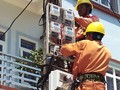 Khi triển khai hệ thống đo đếm điện từ xa, sẽ không còn cảnh nhân viên ghi số điện phải... "leo cột" mỗi tháng.