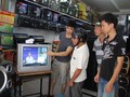 Người dân mua đầu thu truyền hình số mặt đất (ảnh minh họa)