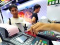 Tới năm 2020, 100% các siêu thị, trung tâm mua sắm và cơ sở phân phối hiện đại có thiết bị chấp nhận thẻ và cho phép người tiêu dùng thanh toán không dùng tiền mặt khi mua hàng (ảnh minh họa)