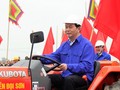 Chủ tịch nước Trần Đại Quang thực hiện nghi lễ cày ruộng bằng máy cày trong sự hưởng ứng nhiệt tình của người dân.