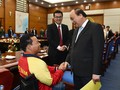 Thủ tướng thăm hỏi VĐV cử tạ Lê Văn Công, VĐV Việt Nam đầu tiên đoạt HCV và lập kỷ lục thế giới tại Paralympics Rio de Janeiro 2016. Ảnh: VGP/Quang Hiếu