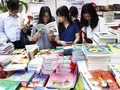 Các bạn trẻ tham quan và mua sách tại Hội sách Hà Nội 2016. Ảnh minh hoạ: Chinhphu.vn
