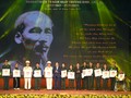 Thủ tướng Nguyễn Xuân Phúc tặng quà cho các đại biểu người có công. - Ảnh: VGP/Quang Hiếu