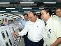 Thủ tướng Nguyễn Xuân Phúc tham quan khu đào tạo công nhân của Samsung. Ảnh: VGP/Quang Hiếu