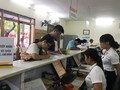Bưu điện chấp nhận và gửi hồ sơ xét tuyển của thí sinh tới các trường ĐH, CĐ, TC theo yêu cầu của thí sinh, đồng thời thanh toán tiền lệ phí xét tuyển của trường được thu qua Bưu điện. Ảnh: VNPost.