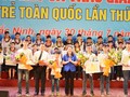 Ông Nguyễn Anh Tuấn, Bí thư Trung ương Đoàn THCS HCM và bà Nguyễn Thị Hà, Phó Bí thư Tỉnh ủy Bắc Ninh trao giải Nhất cho các thí sinh ở các Bảng của hội thi Tin học trẻ toàn quốc Ảnh: Bacninh.gov.vn