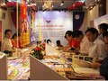 Công chúng Việt, Lào xem các ấn phẩm trưng bày tại một triển lãm báo chí được tổ chức gần đây. Ảnh minh hoạ: Báo Nhân dân.