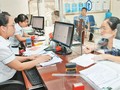Người dân đến làm thủ tục hành chính tại Quận Long Biên. Ảnh: Duy Linh