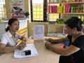 Chị Nguyễn Thị Minh Hòa (áo đen), cụm 4, xã Phụng Thượng, tỏ vẻ nuối tiếc giá như mua bảo hiểm y tế sớm hơn khoảng 1 tháng thì đã có thể tiết kiệm được 80.000 đồng.