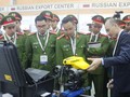 Các sỹ quan, chiến sĩ công an nhân dân nghe giới thiệu mô hình tìm kiếm, cứu nạn tự động tại Homeland Security Expo 2016. Ảnh: Báo điện tử Đảng Cộng sản Việt Nam.